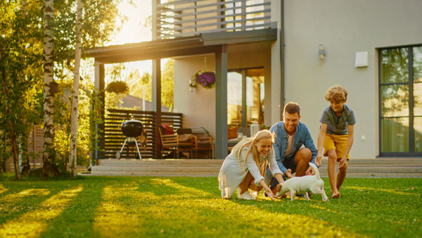 Famille avec un chien dans un jardin