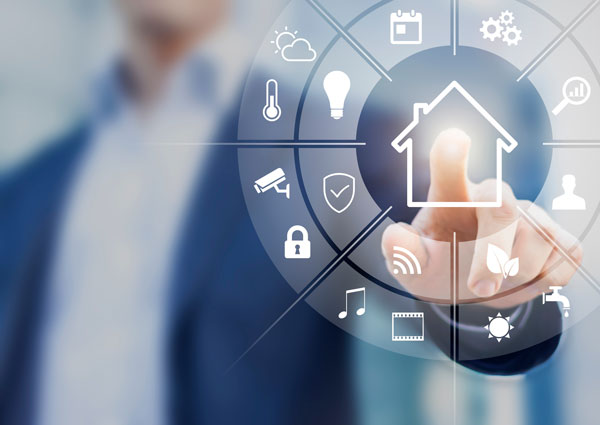 Homme pointant du doigt une maison, ouvrant des signes virtuels