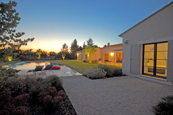 Jardin luxueux avec piscine, et coucher de soleil