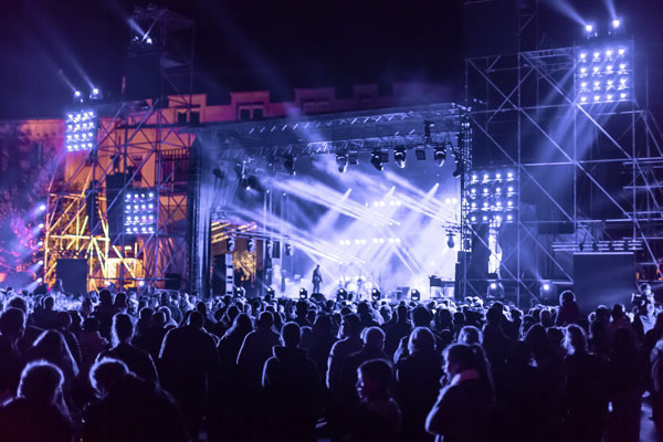 Concert de nuit, vue sur la scène et le public