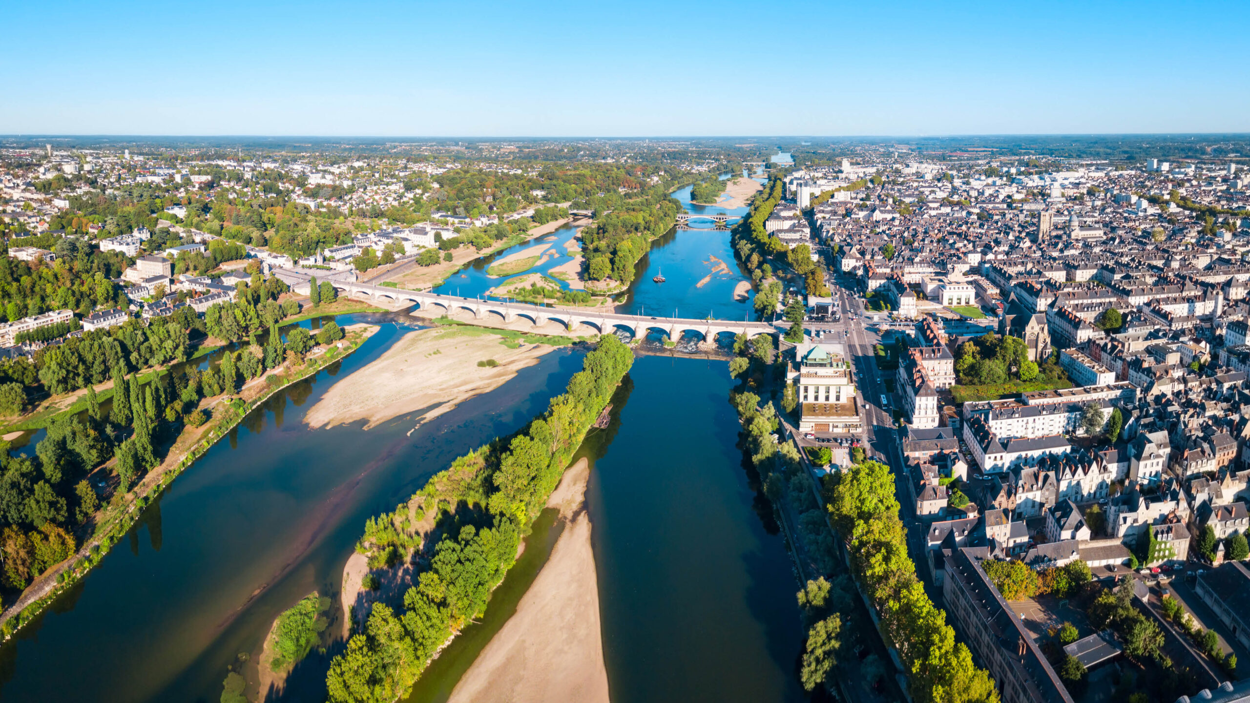 Vue aérienne de Tours et de son fleuve la Loire