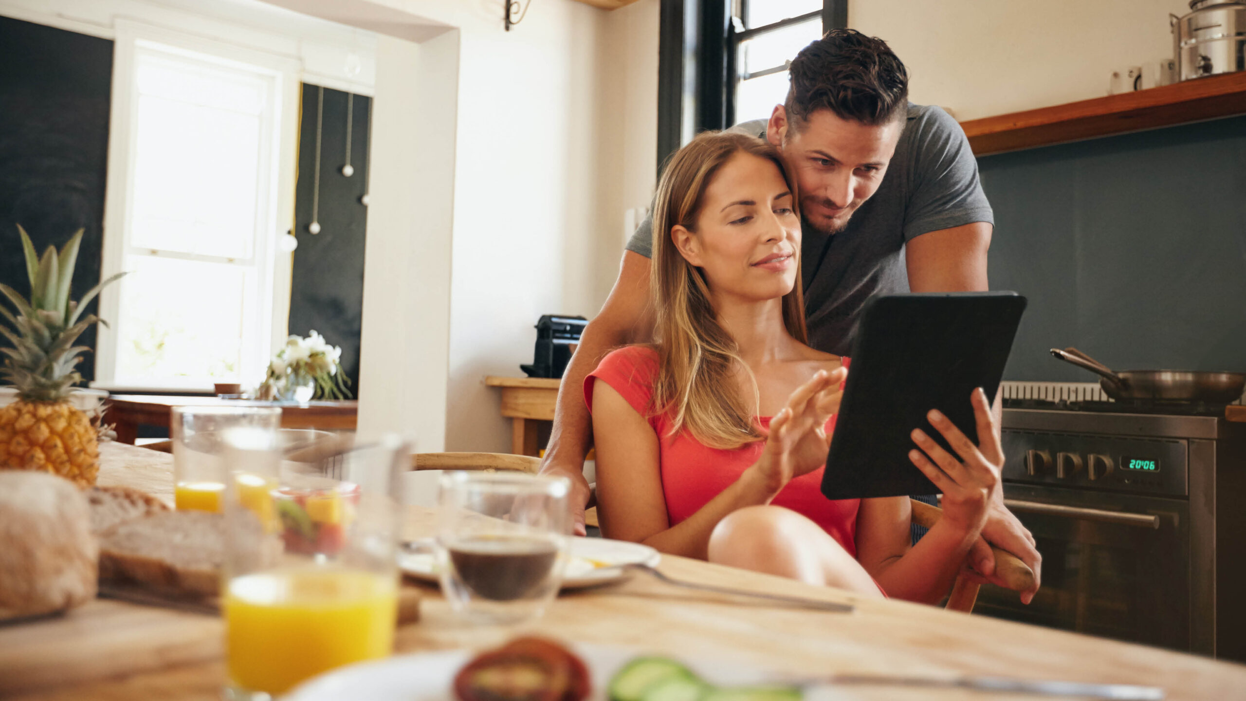 Couple dans une usine avec une tablette