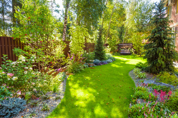 Beau jardin fleuri et avec des arbres