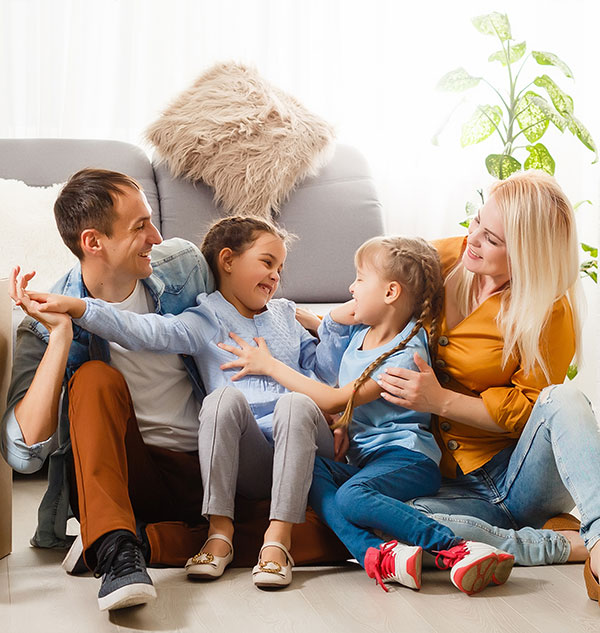 Famille heureuse assis devant un canapé