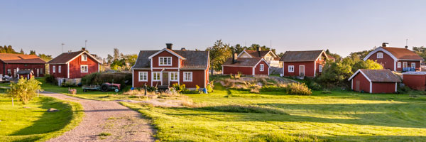 Paysage de maisons traditionnelles suédoises
