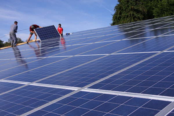 Techniciens sur un toit de panneaux photovoltaïques