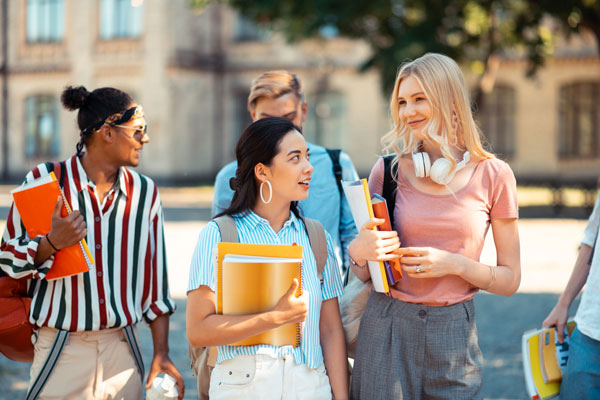 Groupe d'étudiants avec une belle mixité