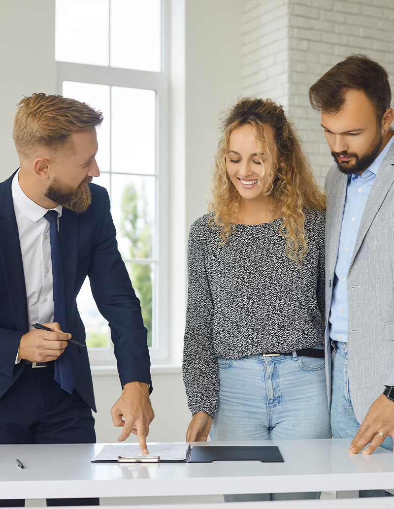 commercial avec jeune couple dans une maison pour signer un contrat conseils et accompagnement