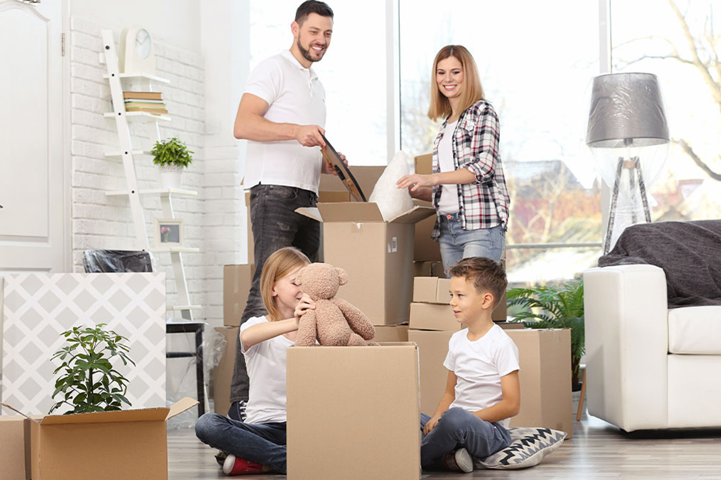 Famille avec enfants emménagement maison cartons