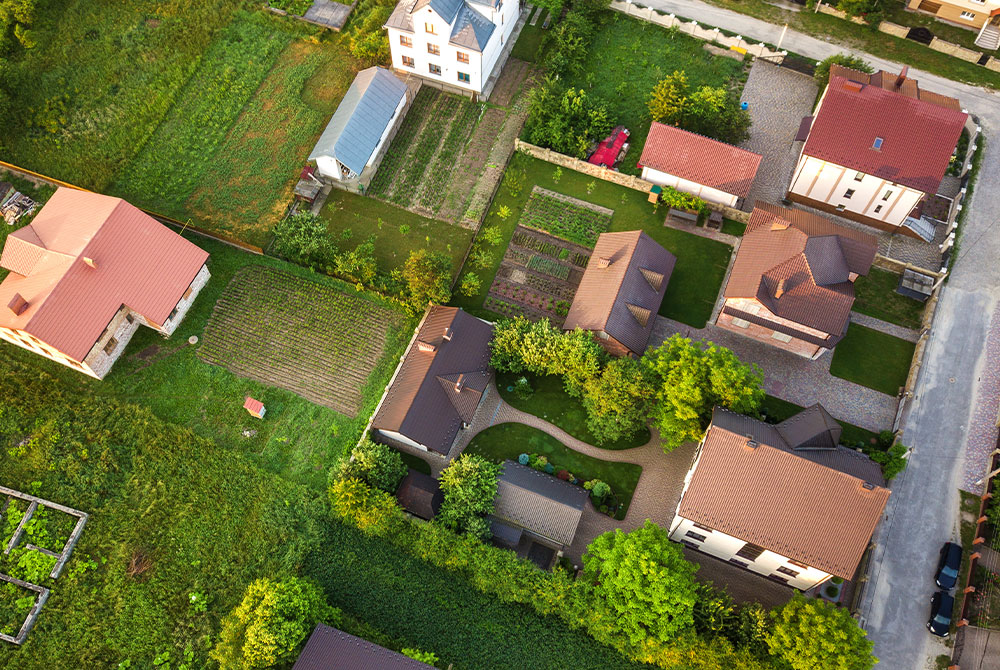 terrain vue aérienne avec plusieurs maisons