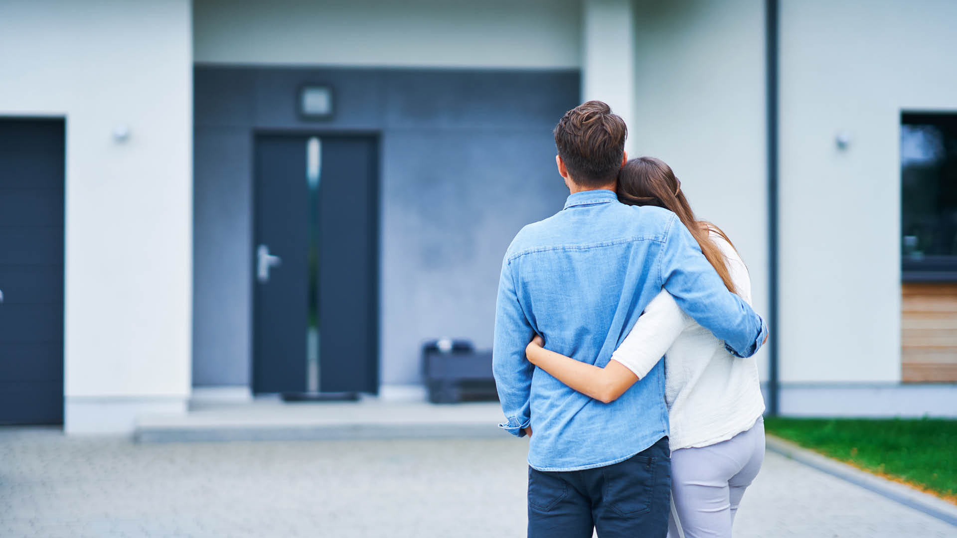 couple amoureux devant un maison construction de maisons conseils