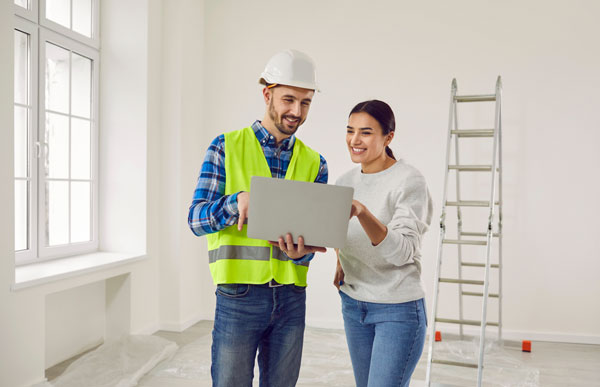 artisans construction maison avec cliente dans un chantier maison intérieur