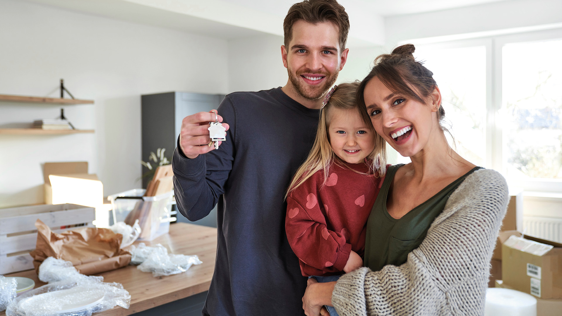 Couple heureux avec enfant maison livrée avec clé en main