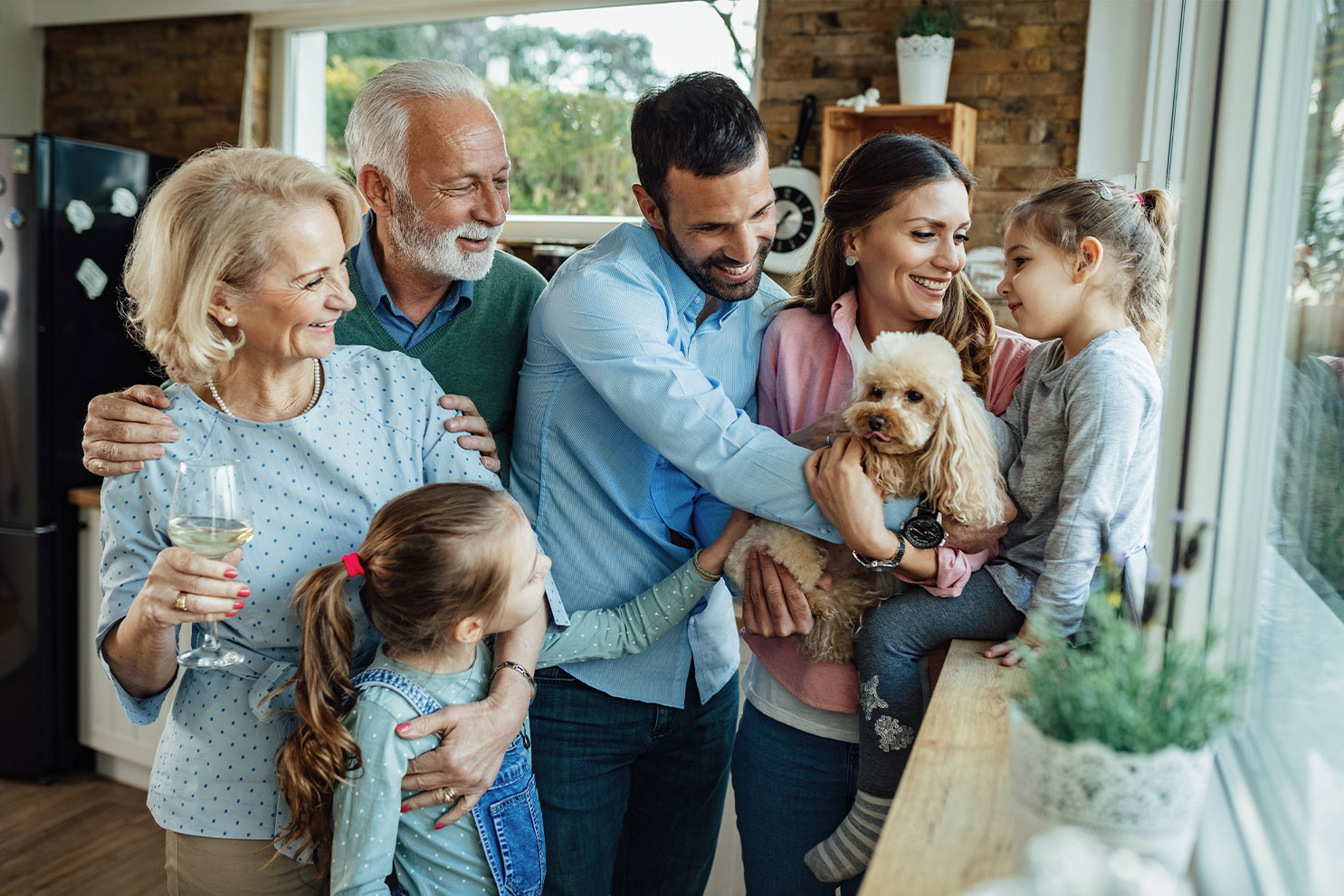Famille complète dans une cuisine