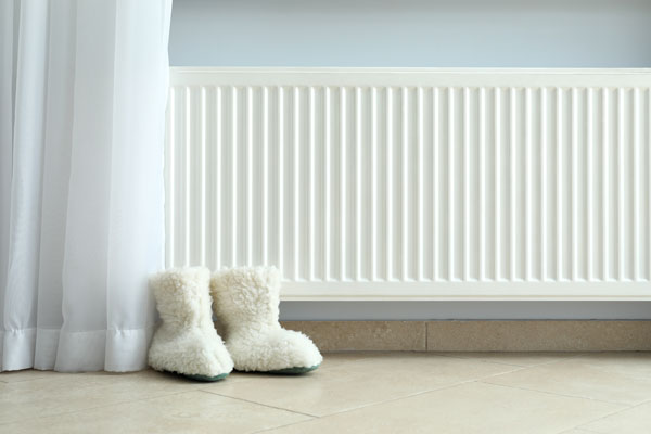 chaussons blancs devant un radiateur