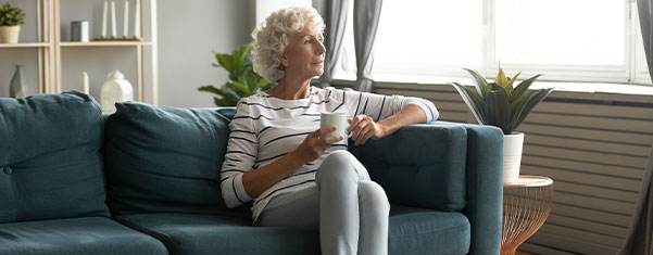 Dame assiste avec une tasse dans sa maison espace lumineux