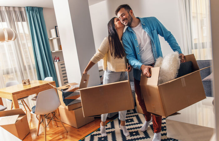 entretenir maison neuve jeune couple heureux emménagement