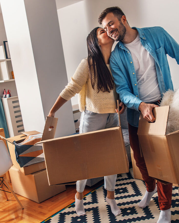 entretenir maison neuve jeune couple heureux emménagement