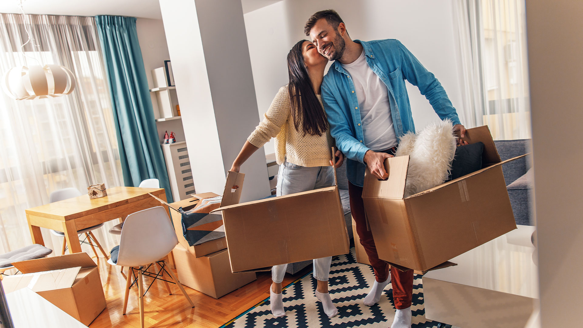 entretenir maison neuve jeune couple heureux emménagement