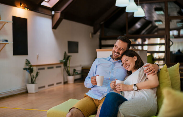 maison sur mesure couple salon heureux