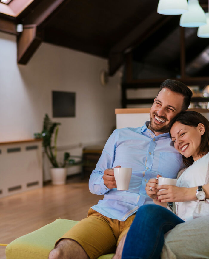 maison sur mesure couple salon heureux