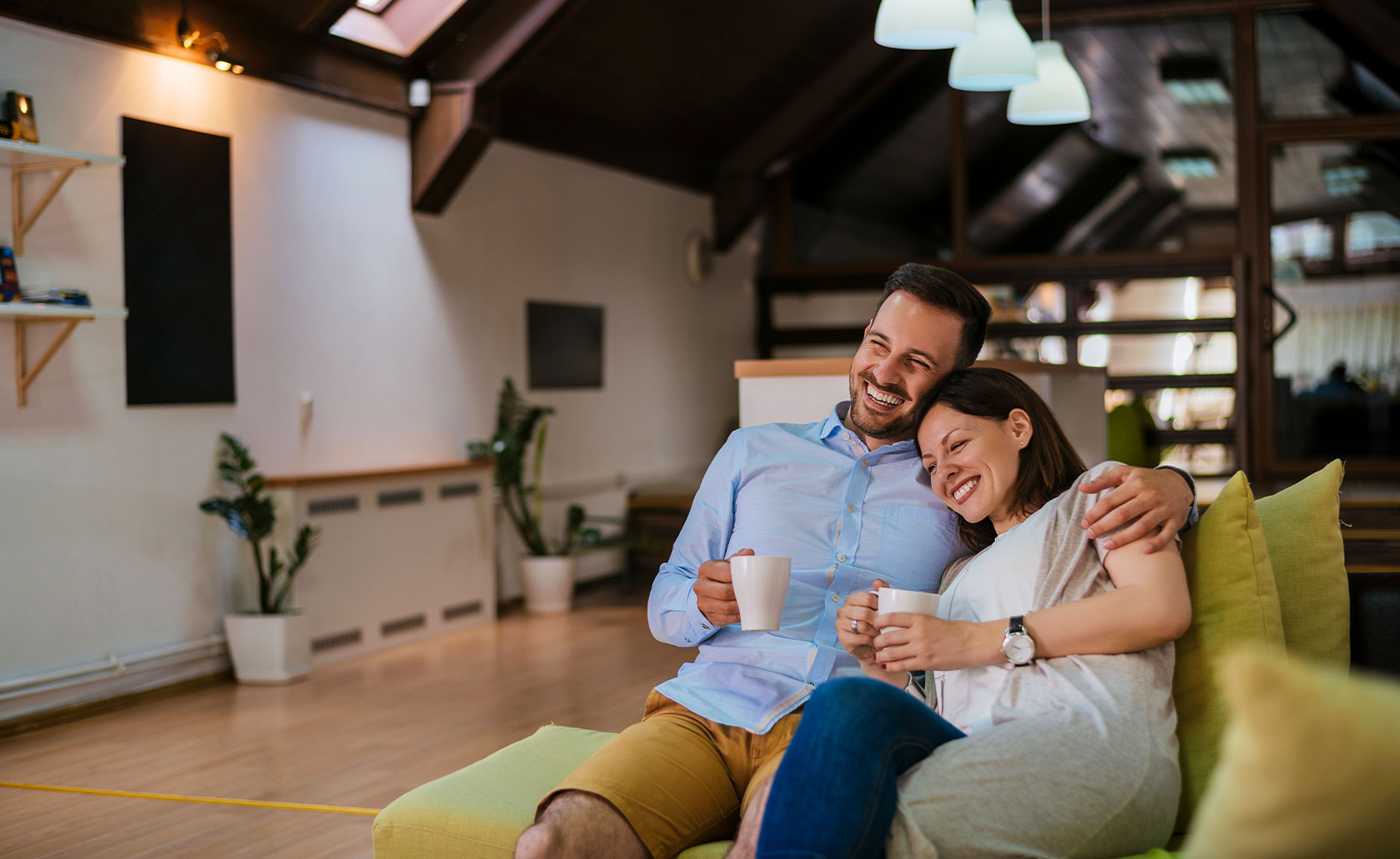 maison sur mesure couple salon heureux