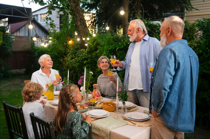 aménager maison retraite famille jardin repas chaleureux