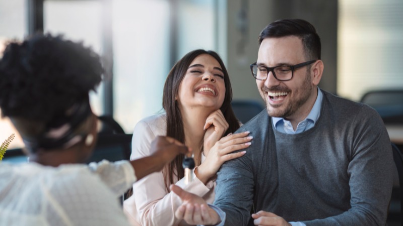 Des clients heureux de recevoir les clefs de leur nouvelle maison