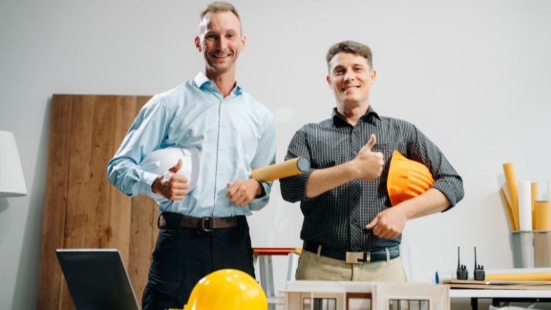 Un constructeur de maison avec son second
