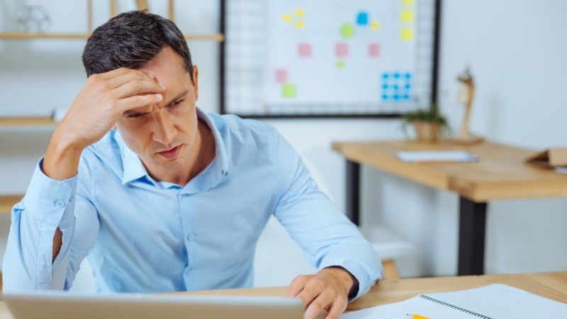 Un homme qui a du mal à trouver le bon constructeur de maison