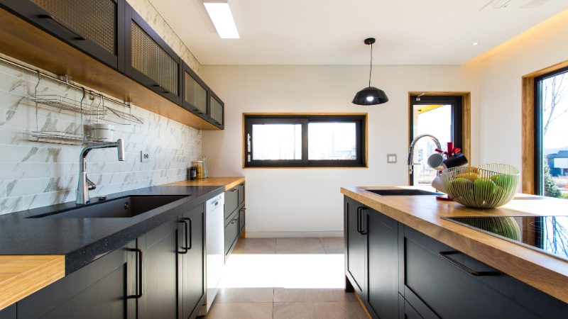 La cuisine lumineuse d'une maison en forme de L