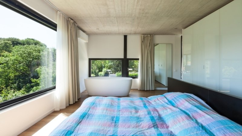 L'intérieur lumineux d'une maison en forme de U