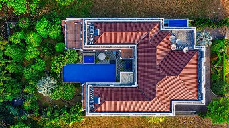 Une maison en U tournée vers l'extérieur