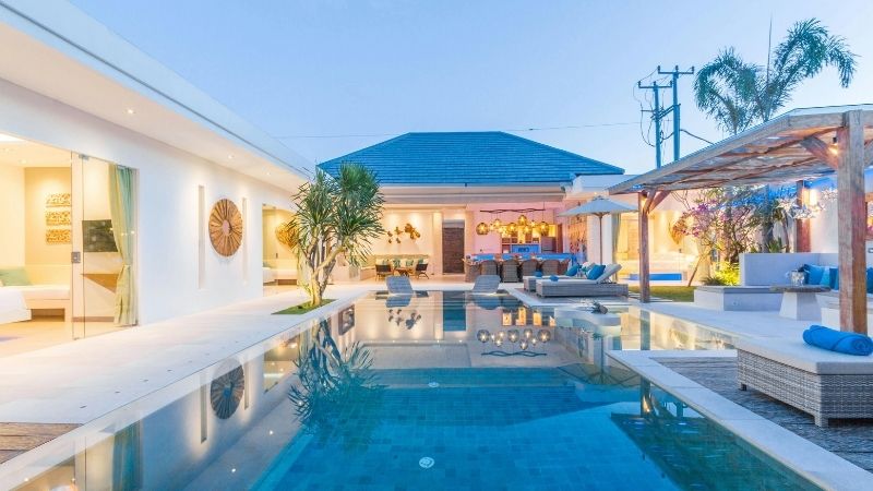 Une maison moderne en forme de U